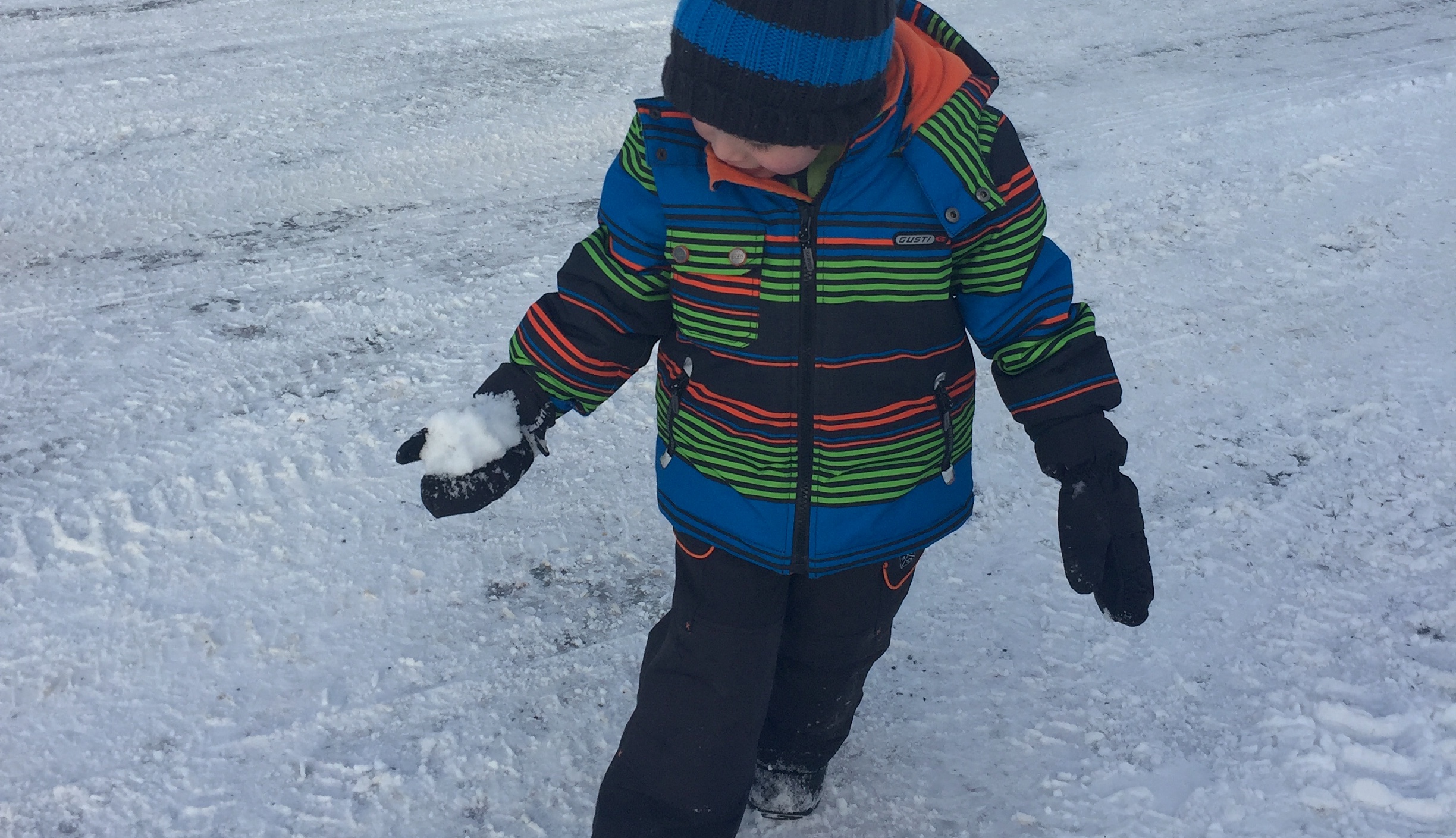 Jouer-avec-la-neige-slowandcute